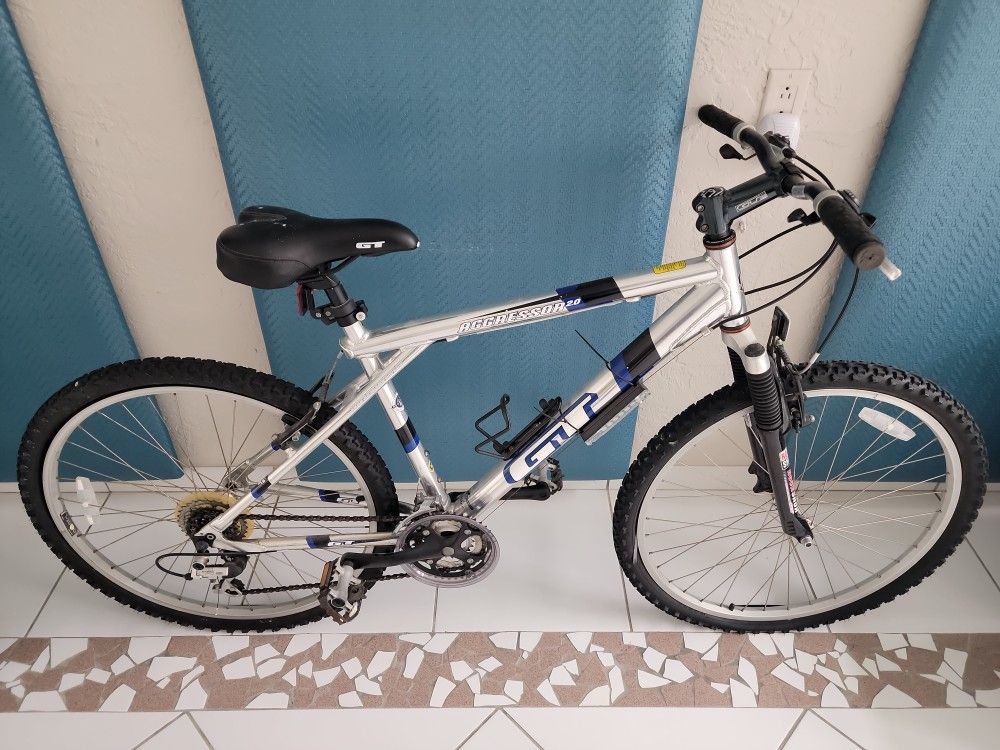 GT Aggressor 2.0 Medium Aluminum 24 Speed Triple Triangle Mountain Bike
