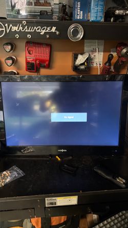 Insignia TV with remote 32in