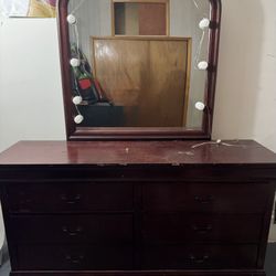 Dresser With Mirror And Lights 