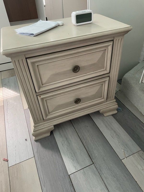 Basic Queen Size Bedroom Set