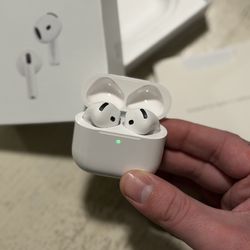 Apple AirPods 4 (with Active Noise Cancellation) – Like New