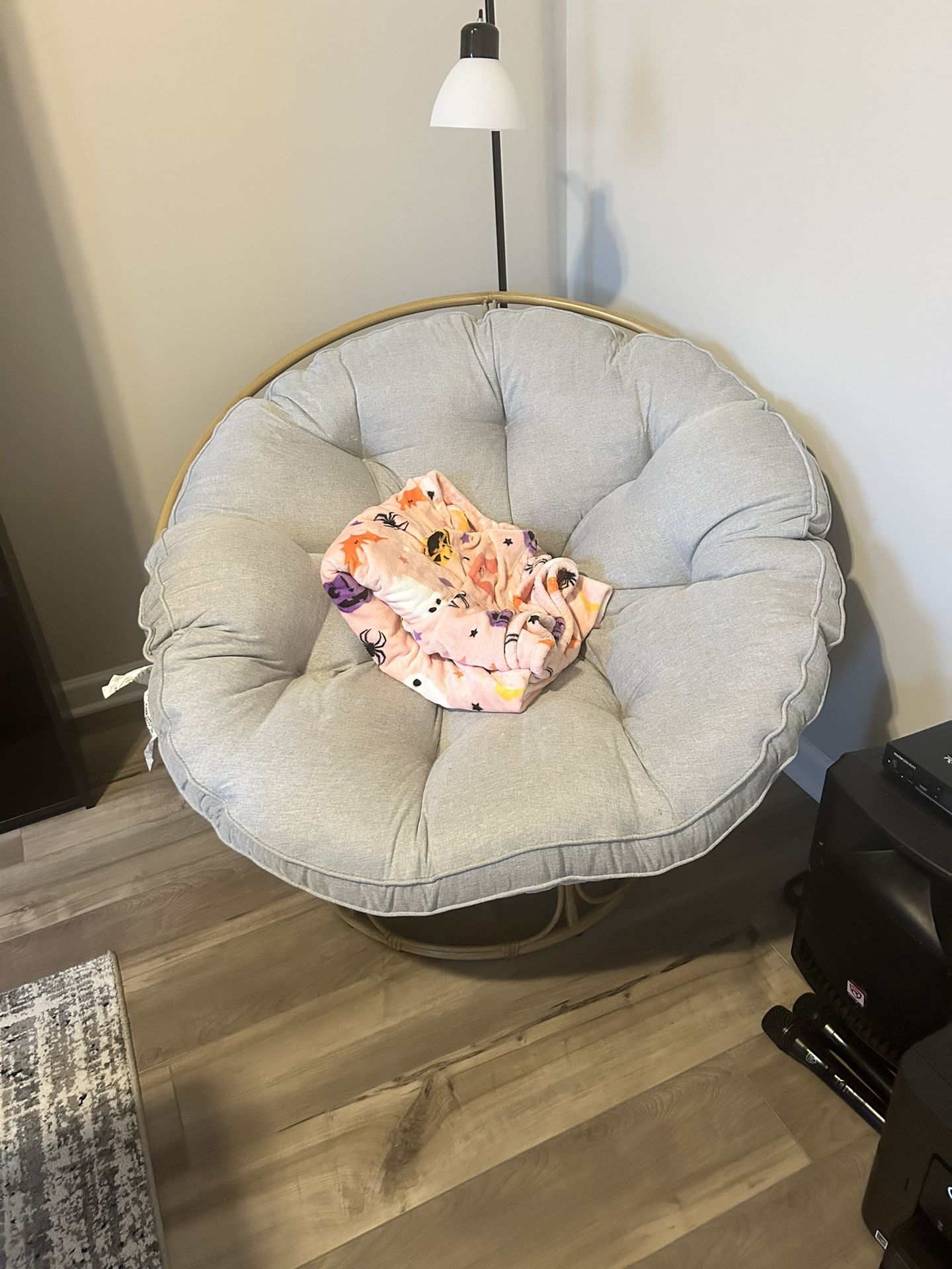 Papasan Chair And Lamp 