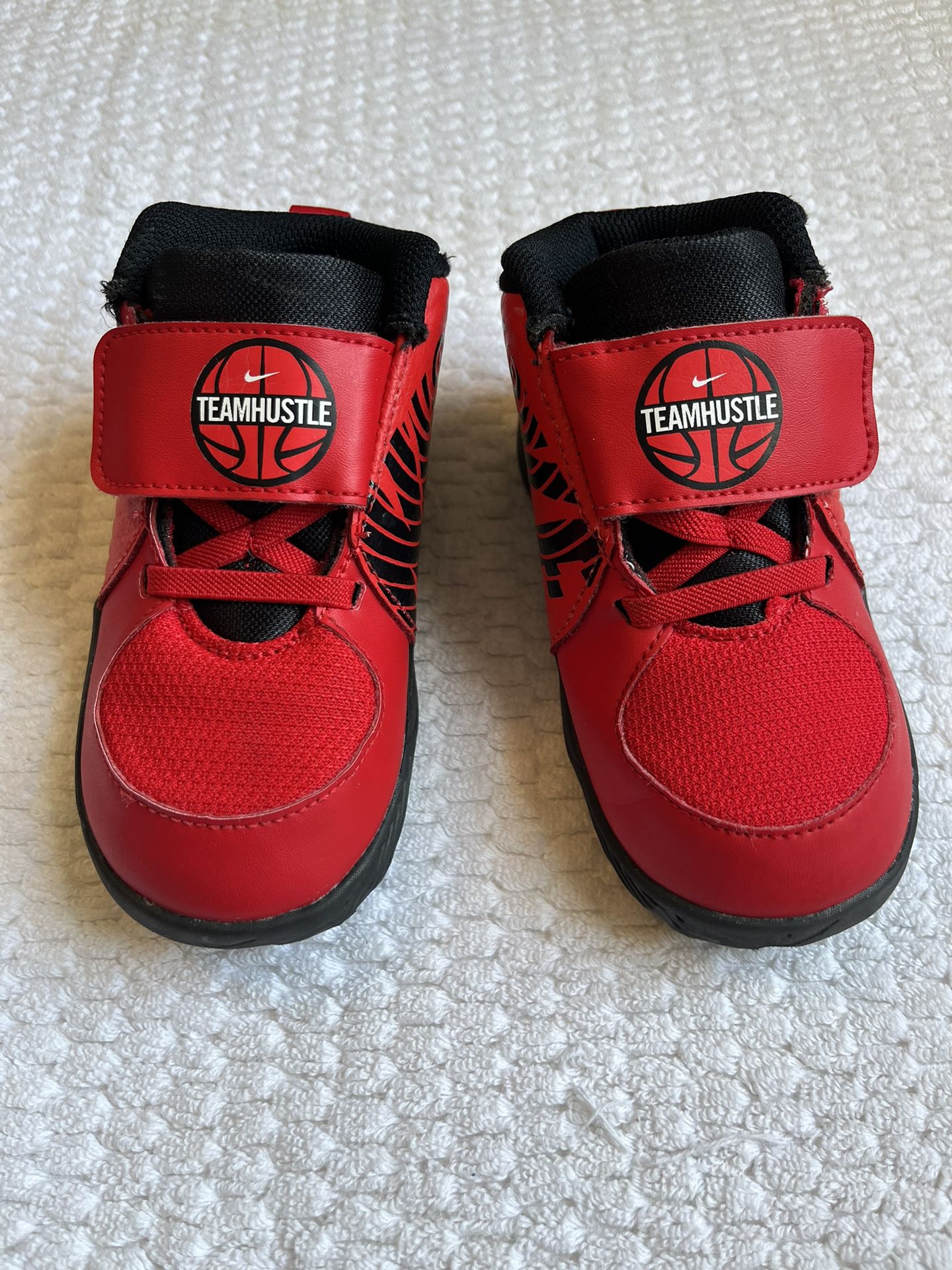 Nike Boys TEAM HUSTLE D Toddlers University Red/Black-White AQ4226 Shoes Size 8C