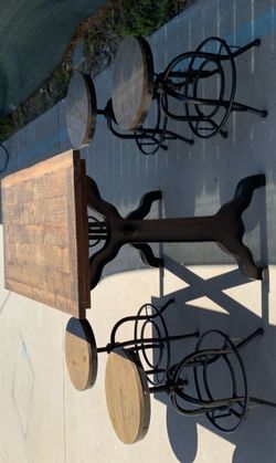 Ashley Furniture Valebeck Rustic 4 Spin Adjust Stool & Table Set