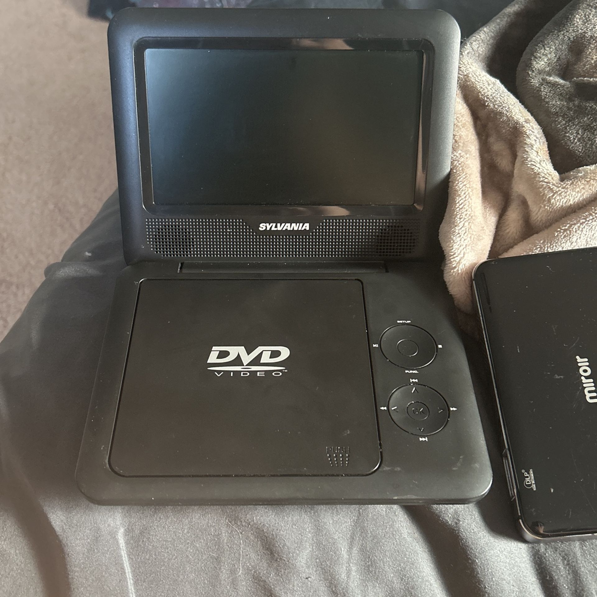 Sylvania 7” Portable DVD player