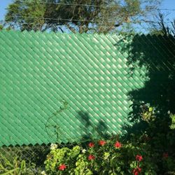 CHAIN LINK FENCE PRIVACY 