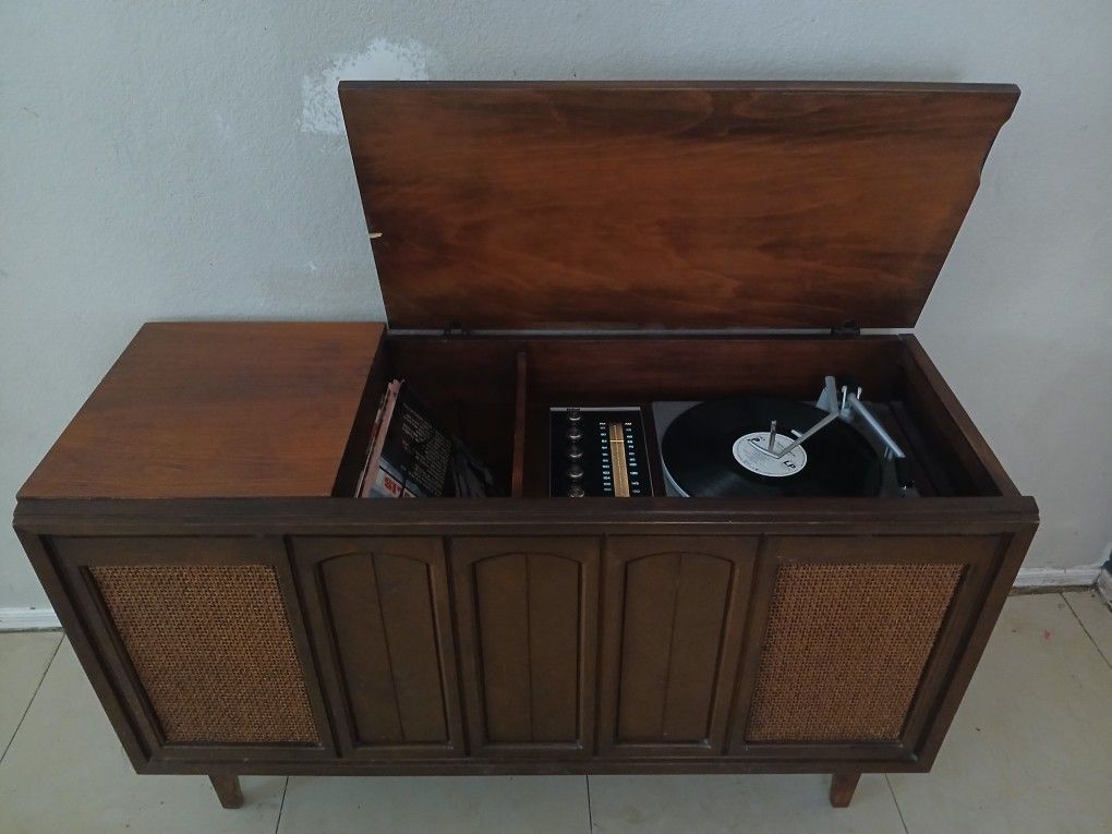 Vintage RCA Cabinet Stereo With Radio & Record Player