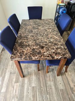 Dinnig table w/chairs