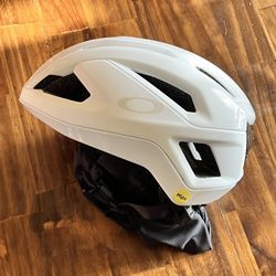 Oakley ARO3 ENDURANCE - MIPS