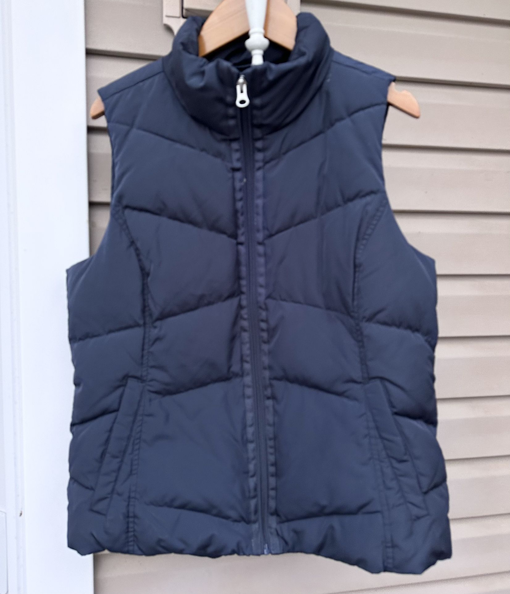 LAND’S END Women’s Blue Puffer Vest Quilted SIZE Small ( 6-8). Barely Worn.