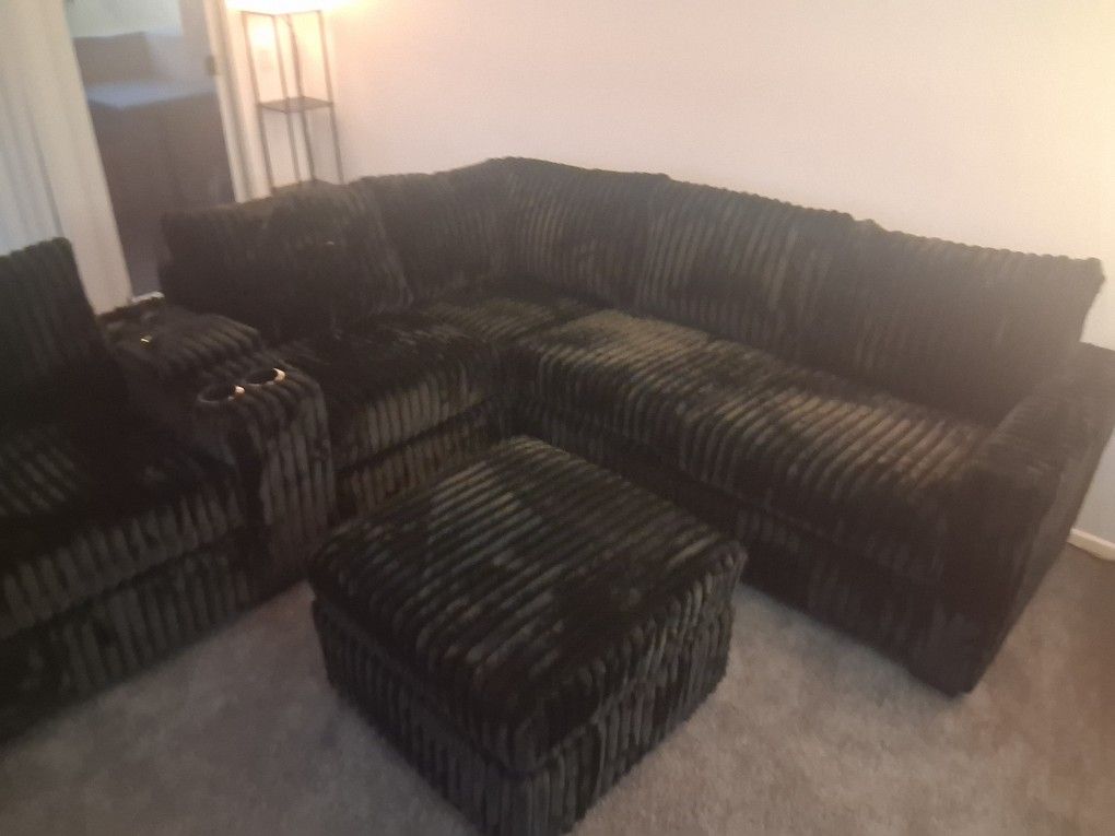 6pcs Sectional Sofa w/cupholders & charging station