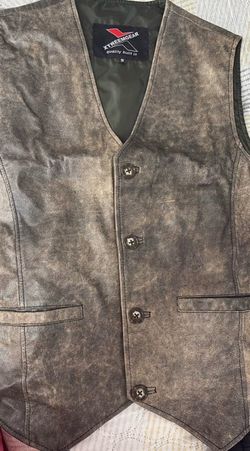 Premium vintage leather vest last pec only small size available.
