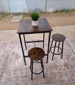 Mesa Alta con dos bancos