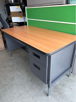 Desk - excellent condition