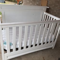 Baby Crib With Mattress 