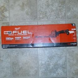 Milwaukee M12 FUEL 8" Hedge Trimmer Kit