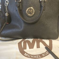 Metro City Large Black Purse It's Was A Gift, In Great Shape Stylish Design And Good Quality Purse/Tote  $25.00 OBO 