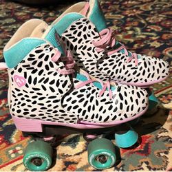 Girls roller skates 🛼