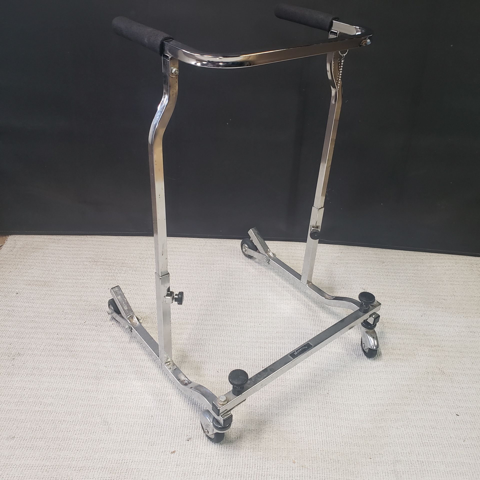 Anterior safety walker (4 Wheeled) Brakes