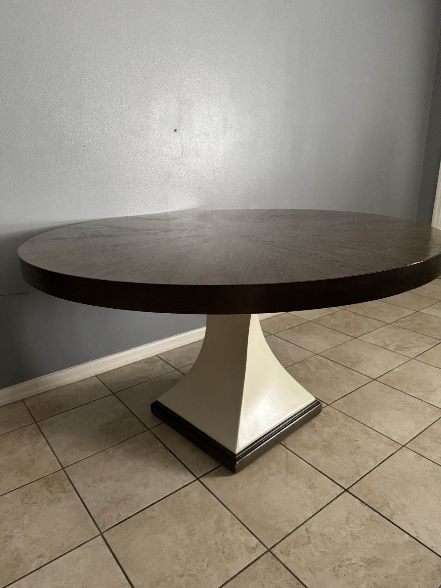 Sophia Vergara Round Dining table