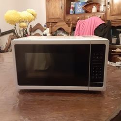 The Vissani EM720C2KHWCL is a compact 0.7 cu. ft., 700-watt countertop microwave 