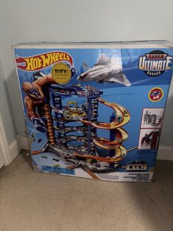 Hot Wheels Super Ultimate Garage Toy Car Track Set 4 1:64 Scale Cars FML03-9786