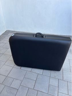 Facial bed used few times opens  up