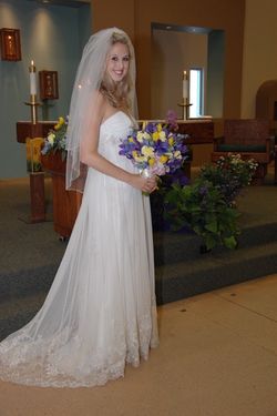 Lace Wedding dress (Size 6)