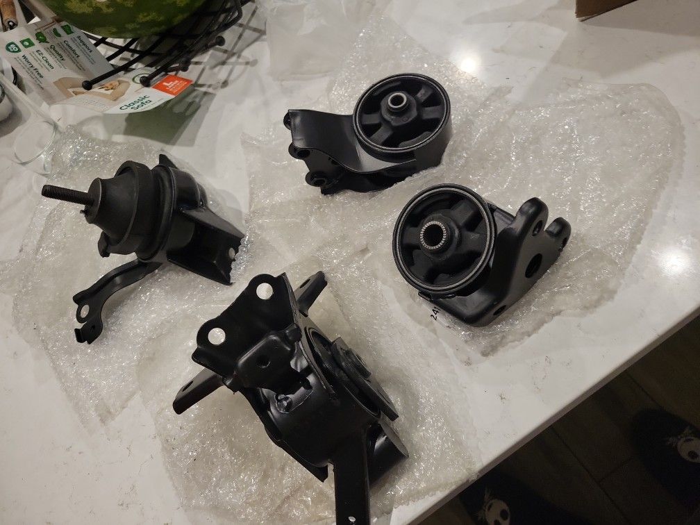 01-06 Hyundai Elantra / Tiburon Engine And Transmission Mount Set