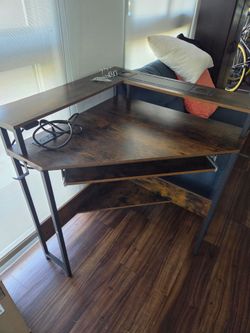 Corner desk (barely used)