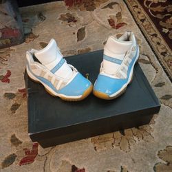 Retro Jordans 11 North Carolina Blue Low Top Size 4Y