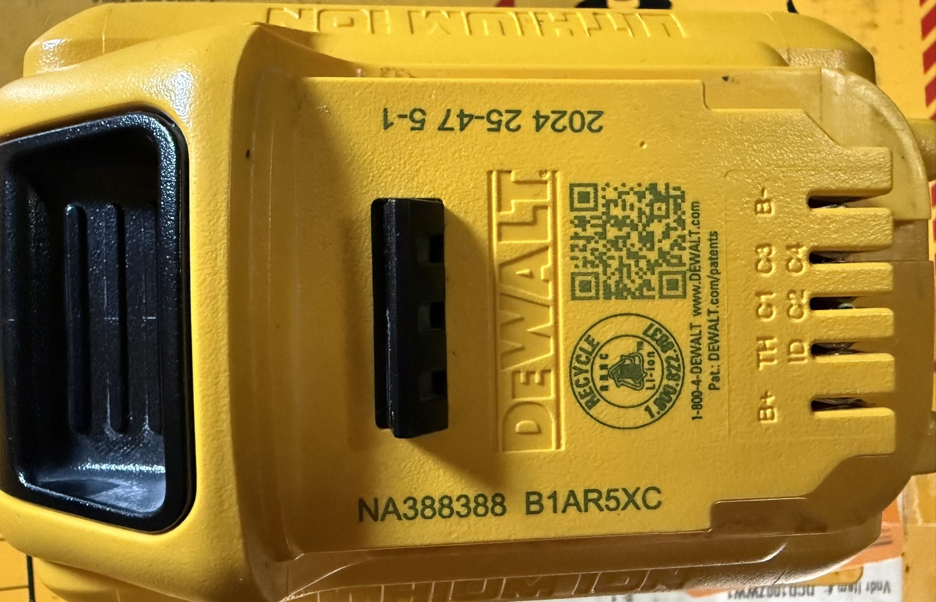DeWALT DCB2108 POWERPACK 8AH 20V XR LITHIUM BATTERY Ah D749)
