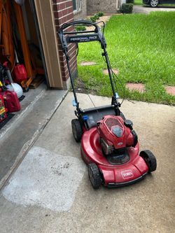 Toro Personal Pace Self Propelled Lawnmower.  Briggs and Stratton Engine.  New carburetor, New Air Filter,  New Spark Plug,  Fresh Oil Change,  Fresh 
