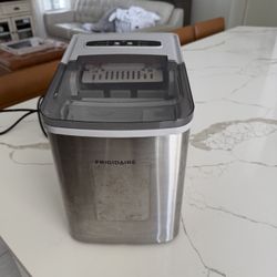 Frigidaire self cleaning bullet ice maker. 