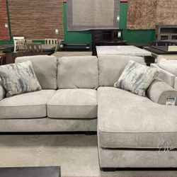 📍Ardsley 3-Piece Sectional and Ottoman
Ashley Furniture$10 Down Payment Financing and delivery Available 