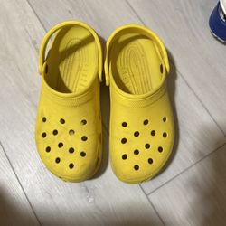 yellow crocs men’s size 9 
