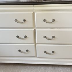 Queen Bedset (Mattress Not Included)