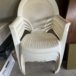 Set of 4 plastic white outdoor chairs in very good condition Stackable