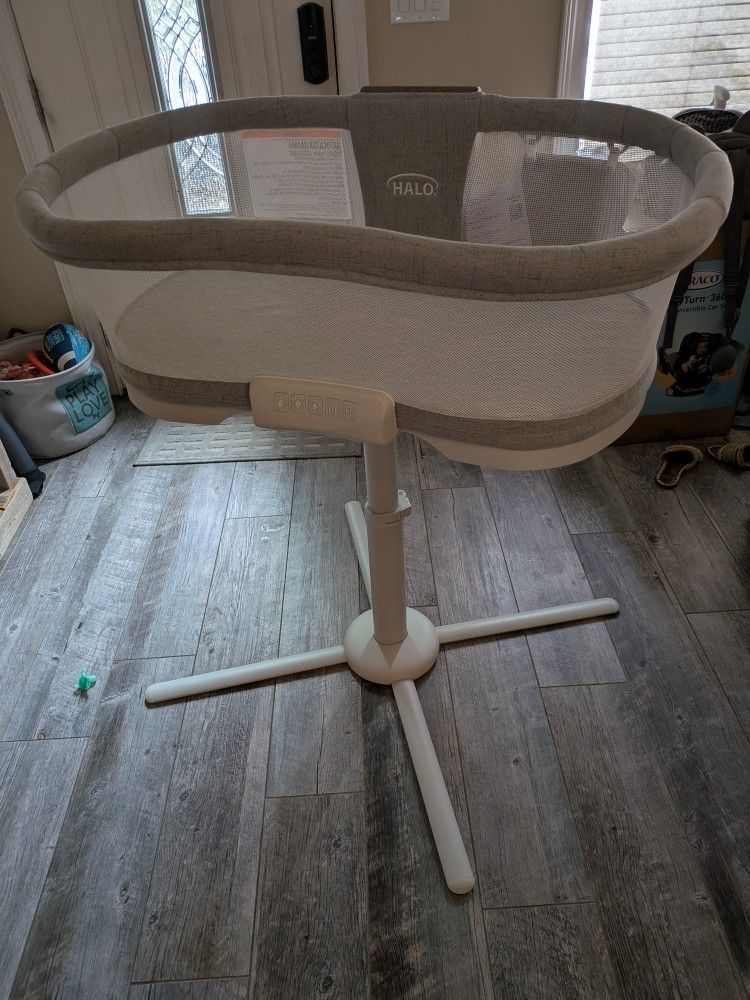 Halo Bassinet Luxe Swivel Sleeper. With Extra Brand New Sheet