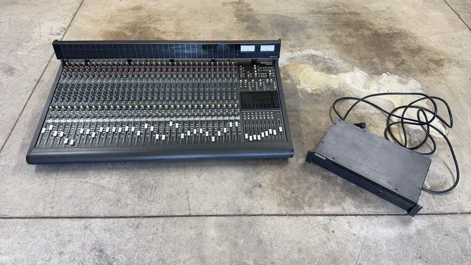 MACKIE MIXING CONSOLE