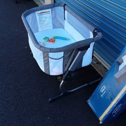 New Baby Delight Crib And Changing Station. 