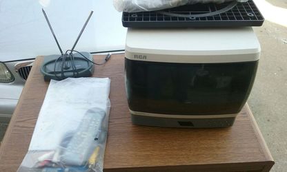 Color tv plus ac/dc remote FM radio