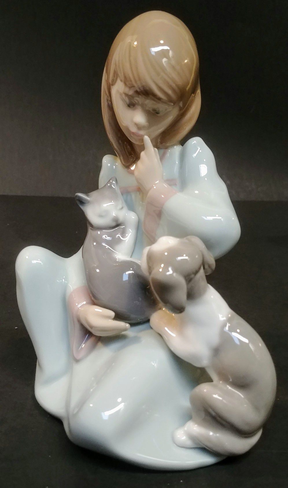 Lladro- 05640 "Cat Nap" Figurine