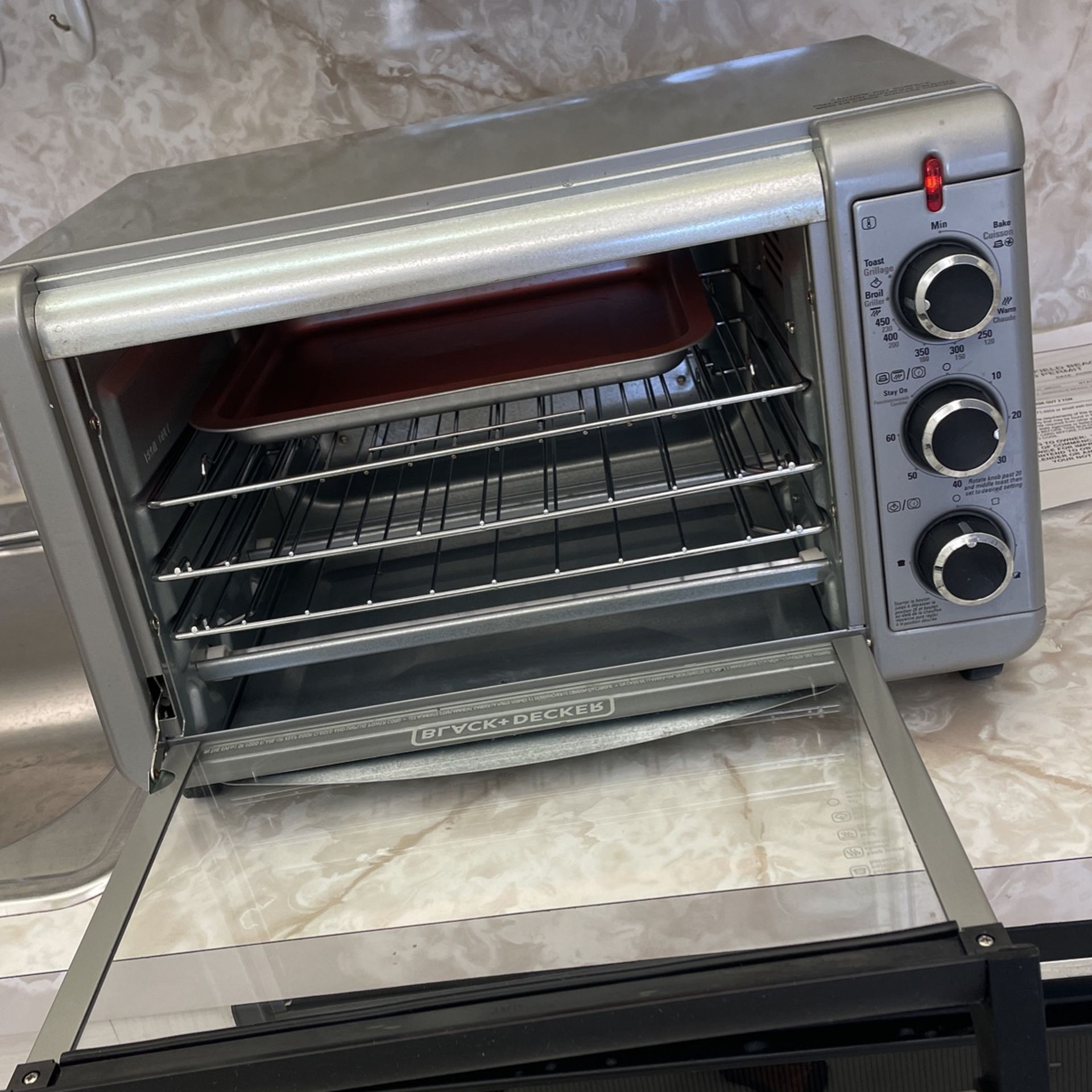 Black and decker. Toaster oven with timer. Bake broil works excellent