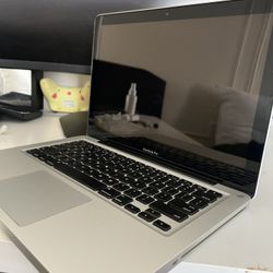 MacBook Pro 13 Inch 8GB Ram i7 