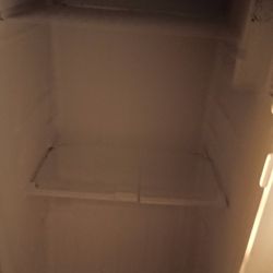 refrigerador.    18x32.      Congela Arriba  Tiene Una División De Compartimiento  Y Otros Para Todas .Huevos Oh Otros 