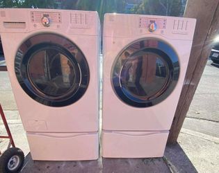KENMORE WASHER AND GAS DRYER SET WITH PEDESTALS. FREE SHIPPING AND INSTALLATION