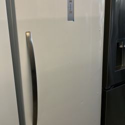 💥Great Deal💥 20.0 cu. ft. Frost Free Upright Freezer in White, Garage Ready