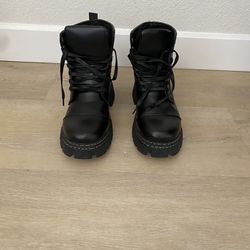 Boots 35$