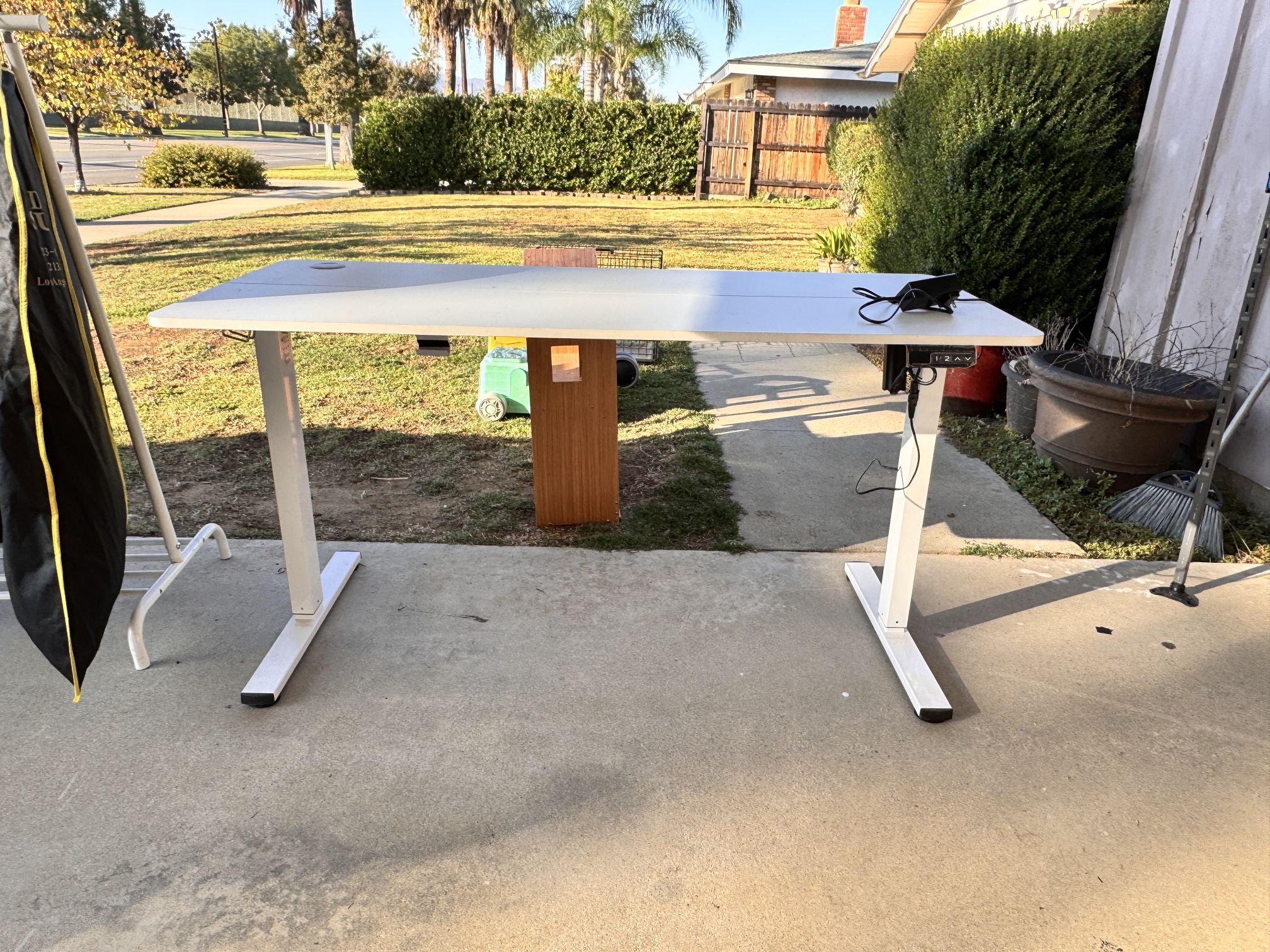 Electric standing desk
